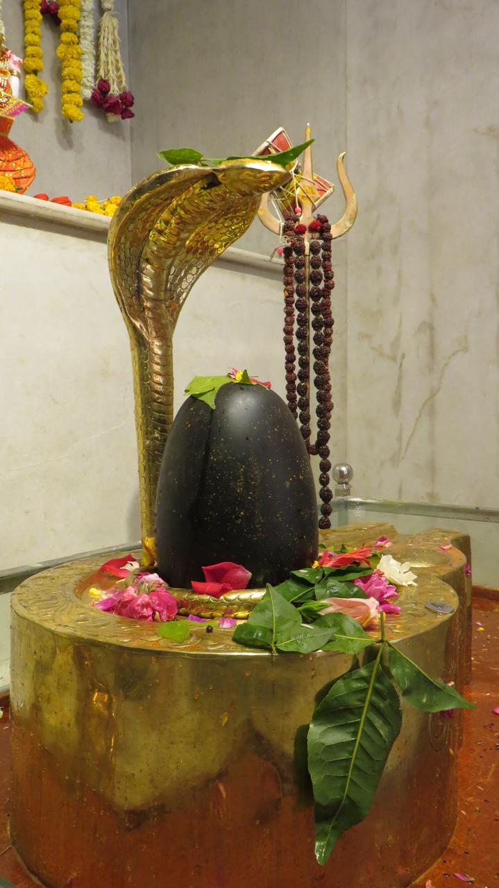 The flower-adorned Shivling at Silver Springs Mandir